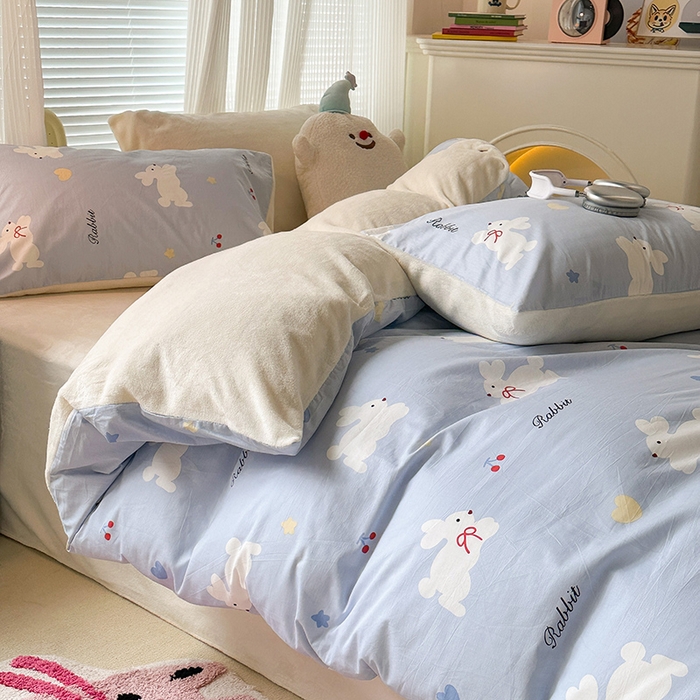 91家纺网 家纺一手货源 找家纺 昔可家纺 2023新款y2k卡通印花系列棉加绒四件套 丝带小兔蓝