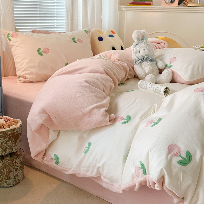 91家纺网 家纺一手货源 找家纺 昔可家纺 2023新款y2k卡通印花系列棉加绒四件套 粉嫩小郁金