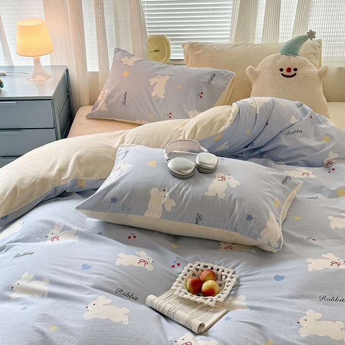 91家纺网 家纺一手货源 找家纺 昔可家纺 2023新款y2k卡通印花系列棉加绒四件套 丝带小兔蓝