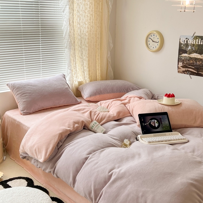 91家纺网 家纺一手货源 找家纺 昔可家纺 2023新款奶油纯色系列双拼牛奶绒四件套 糯糯紫粉