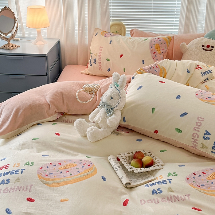 91家纺网 家纺一手货源 找家纺 昔可家纺 2023新款y2k卡通印花系列棉加绒四件套 可口甜甜圈