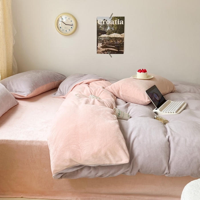 91家纺网 家纺一手货源 找家纺 昔可家纺2023新款奶油纯色系列双拼牛奶绒四件套 糯糯紫粉