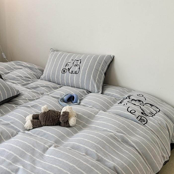 91家纺网 家纺一手货源 找家纺 昔可家纺 2023新款大版数码印花保暖牛奶绒四件套 灰条绅士猫