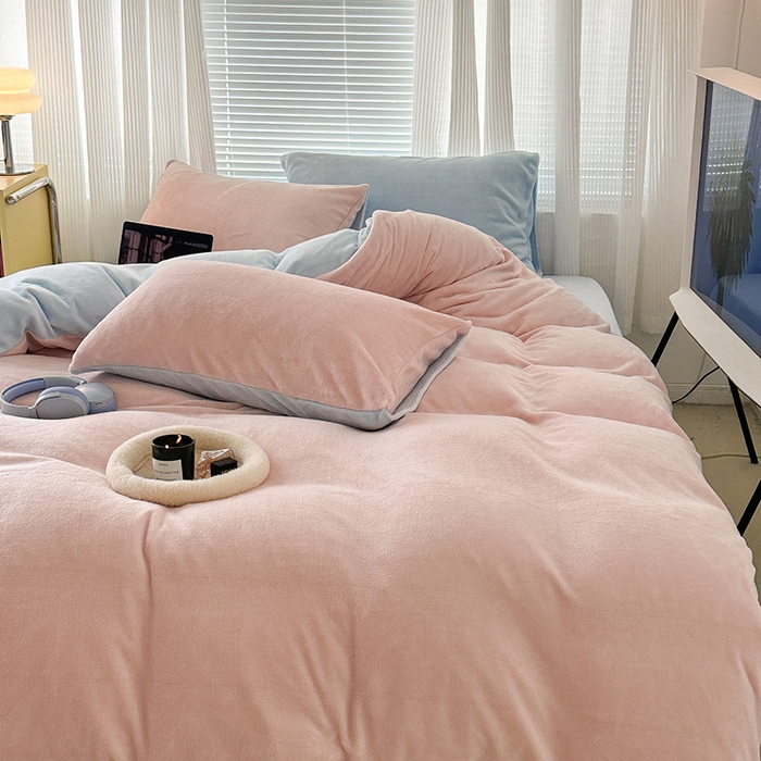 91家纺网 家纺一手货源 找家纺 昔可家纺2023新款奶油纯色系列双拼牛奶绒四件套 草莓慕斯