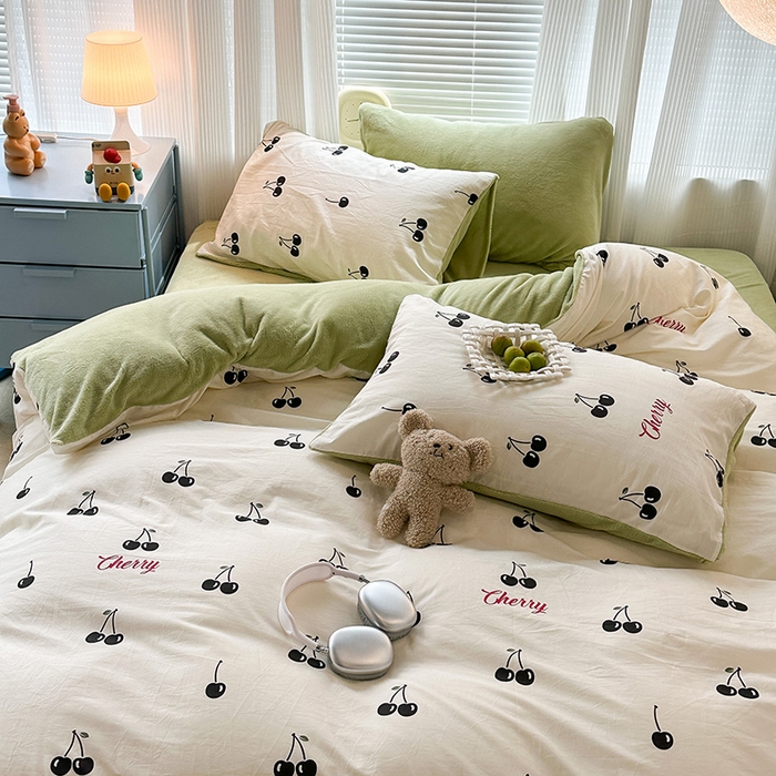 91家纺网 家纺一手货源 找家纺 昔可家纺 2023新款y2k卡通印花系列棉加绒四件套 黑色樱桃