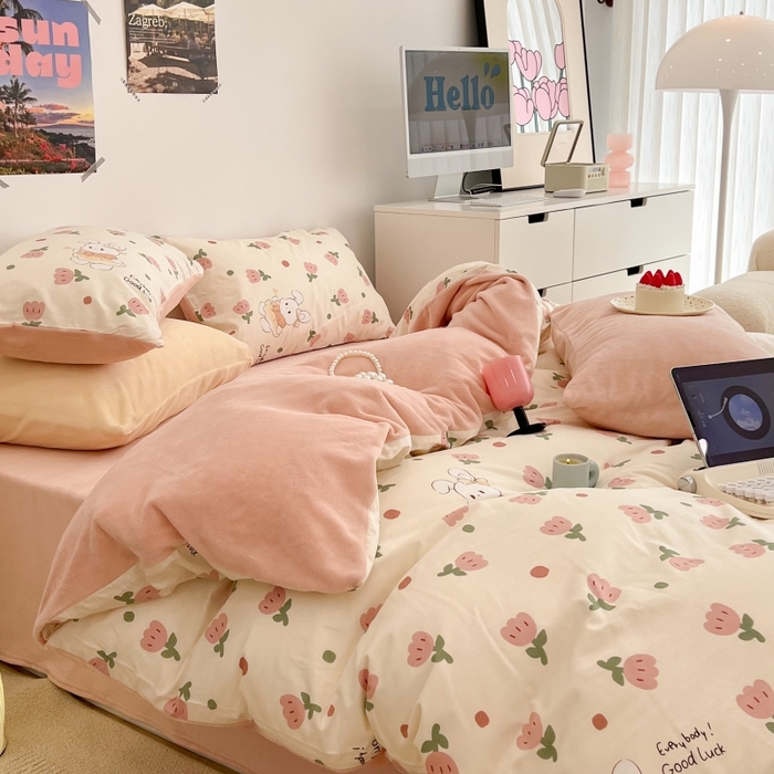 91家纺网 家纺一手货源 找家纺 昔可家纺 2023新款y2k卡通印花系列棉加绒四件套 粉郁金兔