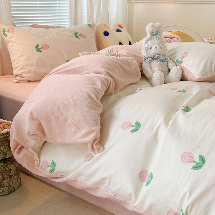 91家纺网 家纺一手货源 找家纺 昔可家纺 2023新款y2k卡通印花系列棉加绒四件套 粉嫩小郁金