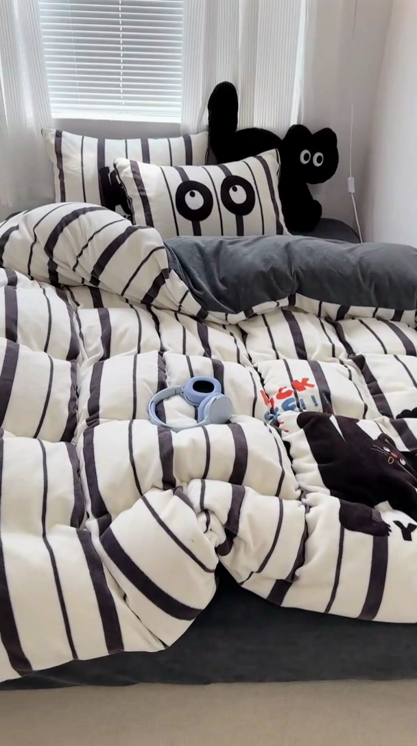 91家纺网 家纺一手货源 找家纺 昔可家纺 2023新款大版数码印花保暖牛奶绒四件套 功夫黑猫