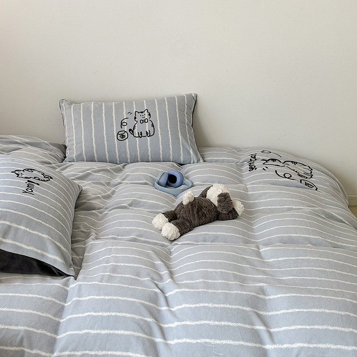 91家纺网 家纺一手货源 找家纺 昔可家纺 2023新款大版数码印花保暖牛奶绒四件套 灰条绅士猫