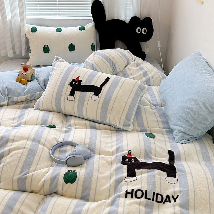 91家纺网 家纺一手货源 找家纺 昔可家纺 2023新款大版数码印花保暖牛奶绒四件套 绿苹果小黑猫