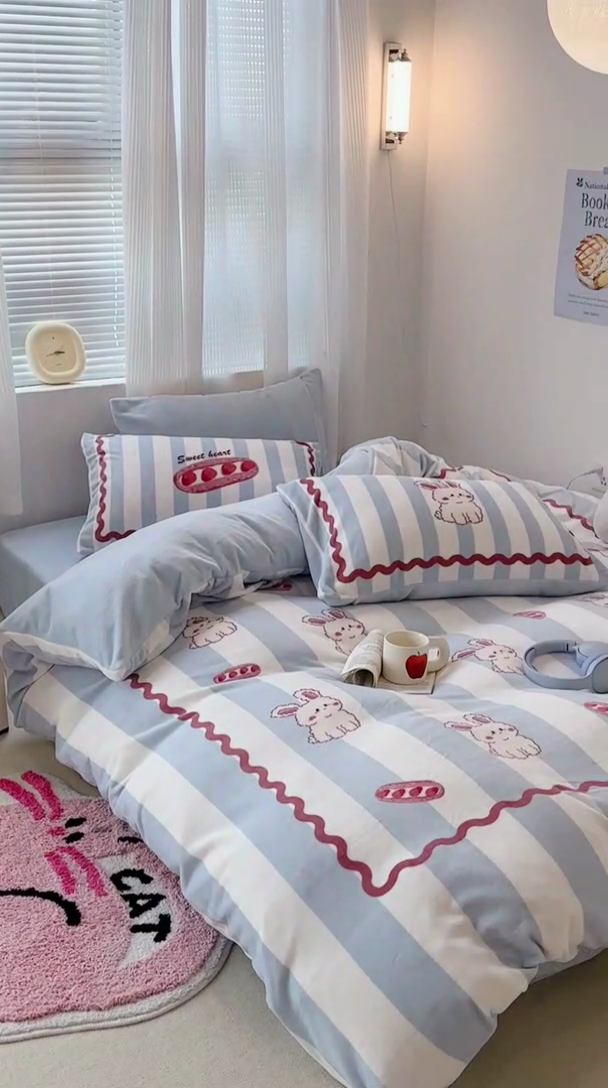 91家纺网 家纺一手货源 找家纺 昔可家纺 2023新款大版数码印花保暖牛奶绒四件套 草莓魔法棒兔