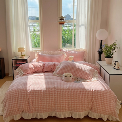 91家纺网 家纺一手货源 找家纺 （总）桃子家居 2023新款A类高克重230克3D立体雕花烂花提花千鸟格少女花边款简单款牛奶绒四件套