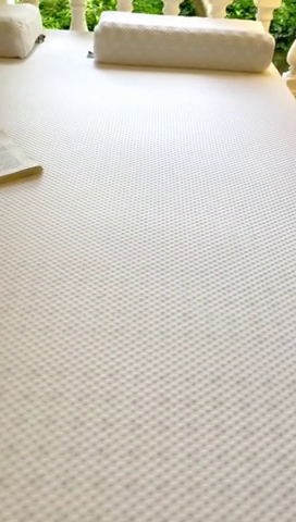 91家纺网 家纺一手货源 找家纺 美丽折 2023新款乳胶床垫-模特图 纯白色