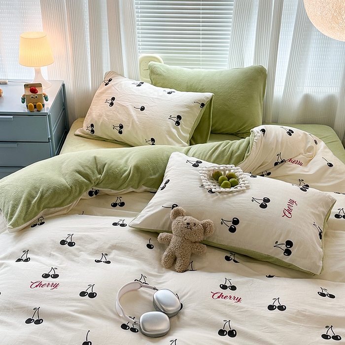 91家纺网 家纺一手货源 找家纺 昔可家纺 2023新款y2k卡通印花系列棉加绒四件套 黑色樱桃