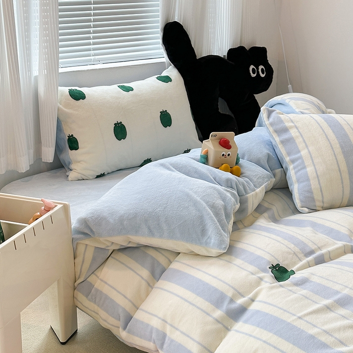 91家纺网 家纺一手货源 找家纺 昔可家纺 2023新款大版数码印花保暖牛奶绒四件套 绿苹果小黑猫