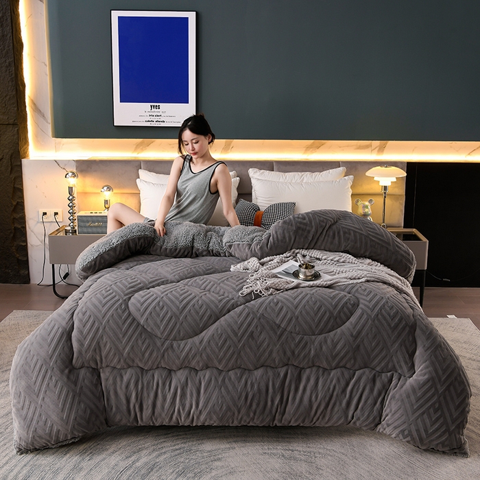 91家纺网 家纺一手货源 找家纺 金灵居 2025新款6D雕花绒冬被纯色牛奶绒宝宝绒被子被芯春秋被 绅士灰