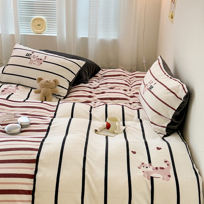 91家纺网 家纺一手货源 找家纺 昔可家纺 2023新款大版数码印花保暖牛奶绒四件套 拼接条纹爱心猫