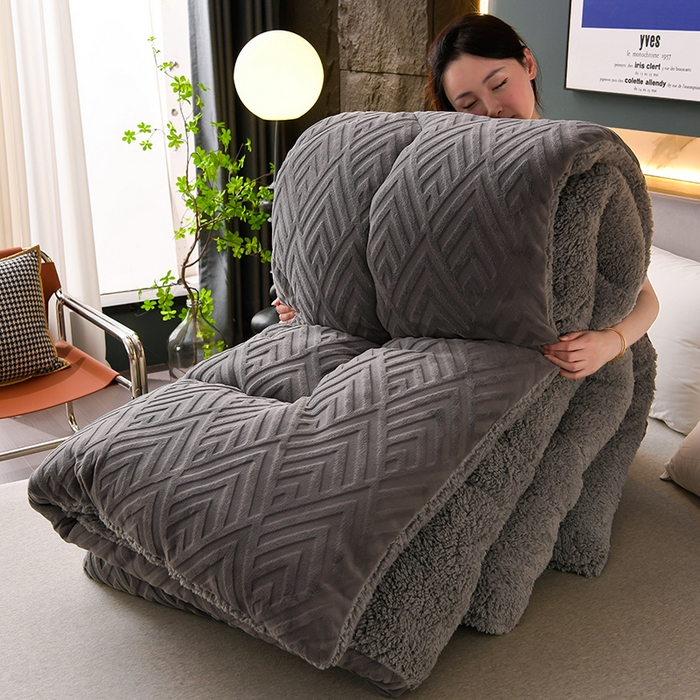 91家纺网 家纺一手货源 找家纺 金灵居 2025新款6D雕花绒冬被纯色牛奶绒宝宝绒被子被芯春秋被 绅士灰