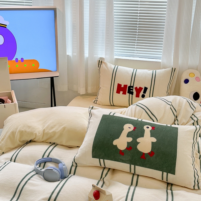 91家纺网 家纺一手货源 找家纺 昔可家纺 2023新款大版数码印花保暖牛奶绒四件套 简约绿条鸭鸭