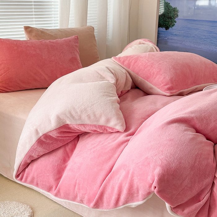 91家纺网 家纺一手货源 找家纺 昔可家纺 2023新款奶油纯色系列双拼牛奶绒四件套 树莓粉拼粉