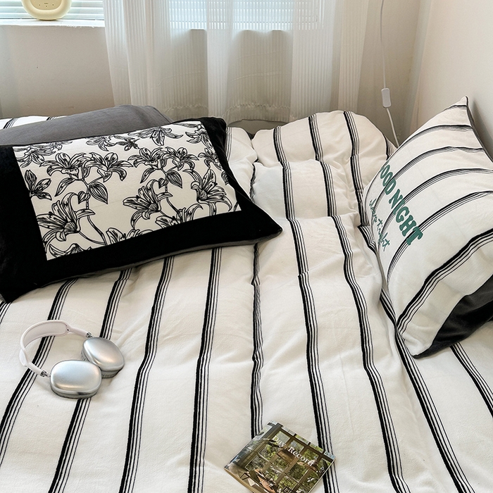 91家纺网 家纺一手货源 找家纺 昔可家纺 2023新款大版数码印花保暖牛奶绒四件套 黑条茶歇花