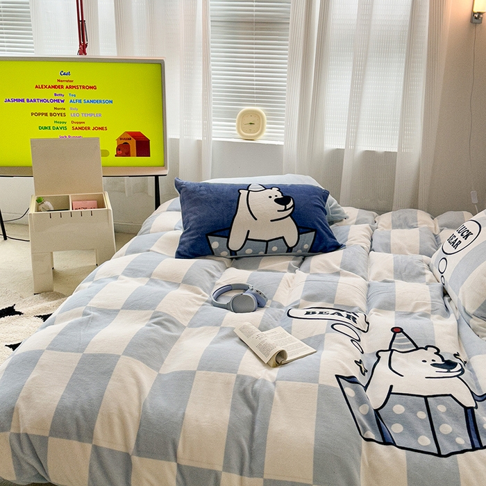 91家纺网 家纺一手货源 找家纺 昔可家纺 2023新款大版数码印花保暖牛奶绒四件套 蓝格礼物熊