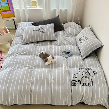 昔可家纺 2023新款大版数码印花保暖牛奶绒四件套 灰条绅士猫