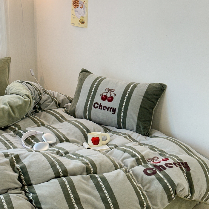 91家纺网 家纺一手货源 找家纺 昔可家纺 2023新款大版数码印花保暖牛奶绒四件套 复古丝带樱桃