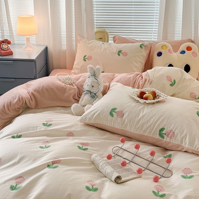 91家纺网 家纺一手货源 找家纺 昔可家纺 2023新款y2k卡通印花系列棉加绒四件套 粉嫩小郁金