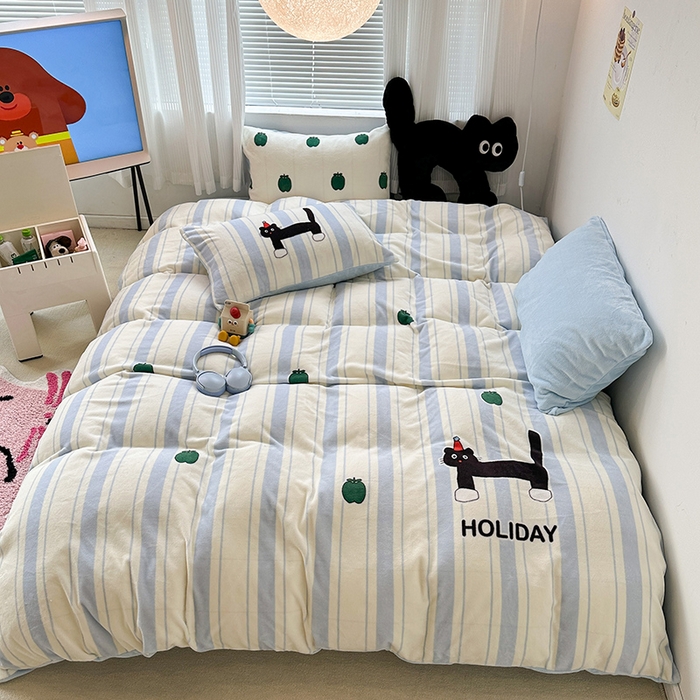 91家纺网 家纺一手货源 找家纺 昔可家纺 2023新款大版数码印花保暖牛奶绒四件套 绿苹果小黑猫