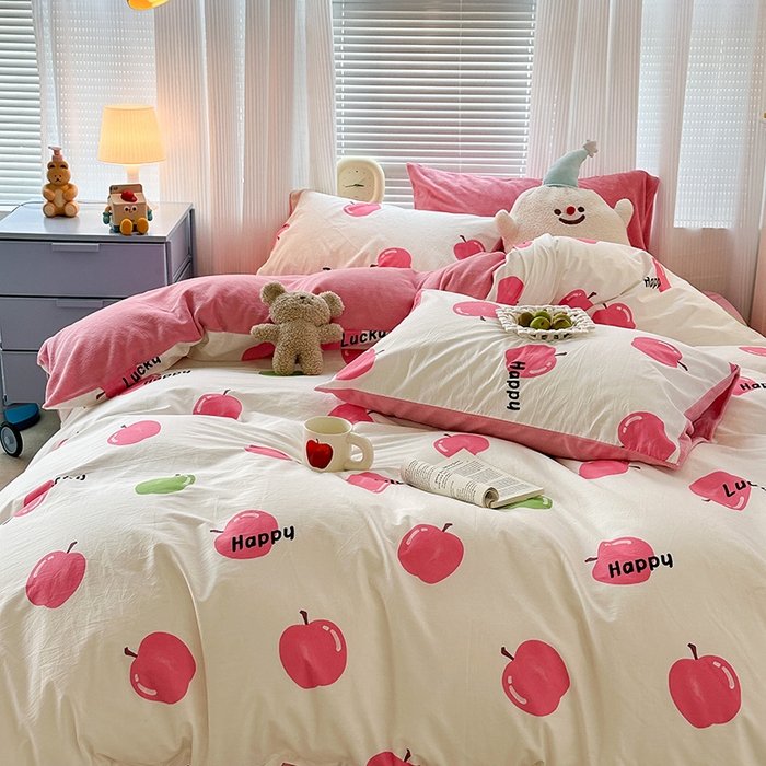 91家纺网 家纺一手货源 找家纺 昔可家纺 2023新款y2k卡通印花系列棉加绒四件套 粉粉苹果