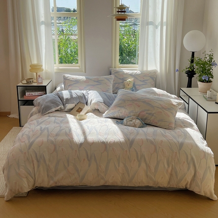 91家纺网 家纺一手货源 找家纺 （总）桃子家居  2023新款A类高克重230克3D立体雕花烂花提花着色郁金香少女花边款简单款牛奶绒四件套