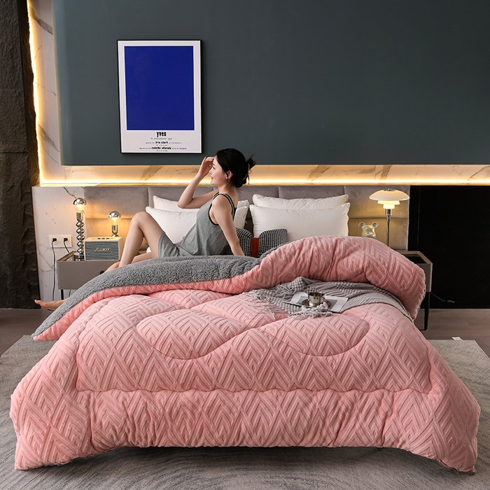 91家纺网 家纺一手货源 找家纺 金灵居 2025新款6D雕花绒冬被纯色牛奶绒宝宝绒被子被芯春秋被 梦幻粉