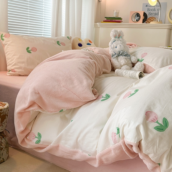 91家纺网 家纺一手货源 找家纺 昔可家纺 2023新款y2k卡通印花系列棉加绒四件套 粉嫩小郁金