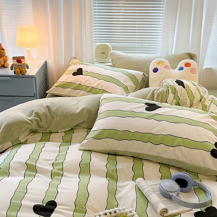 91家纺网 家纺一手货源 找家纺 昔可家纺 2023新款y2k卡通印花系列棉加绒四件套 绿条爱心