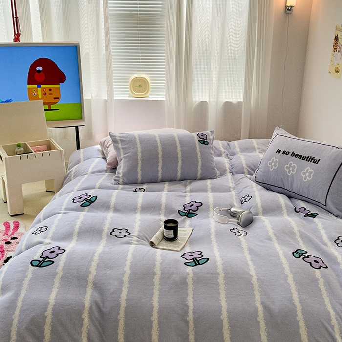 91家纺网 家纺一手货源 找家纺 昔可家纺 2023新款大版数码印花保暖牛奶绒四件套 竖条紫花