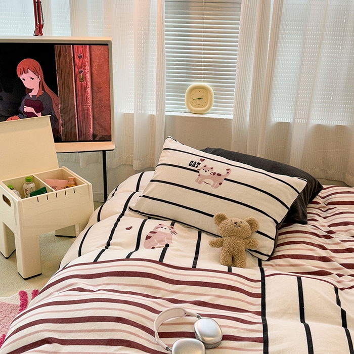 91家纺网 家纺一手货源 找家纺 昔可家纺 2023新款大版数码印花保暖牛奶绒四件套 拼接条纹爱心猫