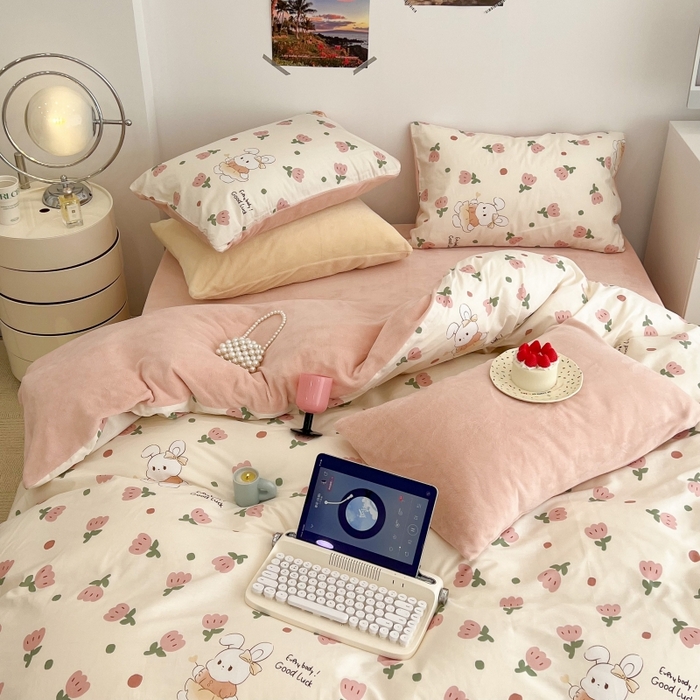 91家纺网 家纺一手货源 找家纺 昔可家纺 2023新款y2k卡通印花系列棉加绒四件套 粉郁金兔