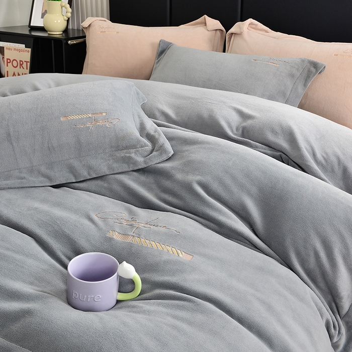 91家纺网 家纺一手货源 找家纺 席之家 2024新款A类纯色加厚牛奶绒四件套 气质灰