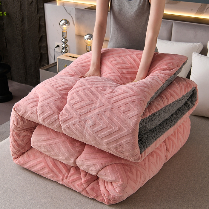 91家纺网 家纺一手货源 找家纺 金灵居 2025新款6D雕花绒冬被纯色牛奶绒宝宝绒被子被芯春秋被 梦幻粉