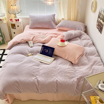 91家纺网 家纺一手货源 找家纺 昔可家纺 2023新款奶油纯色系列双拼牛奶绒四件套 糯糯紫粉