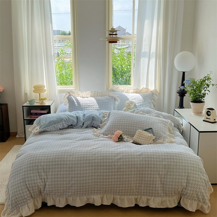 91家纺网 家纺一手货源 找家纺 （总）桃子家居 2023新款A类高克重230克3D立体雕花烂花提花千鸟格少女花边款简单款牛奶绒四件套