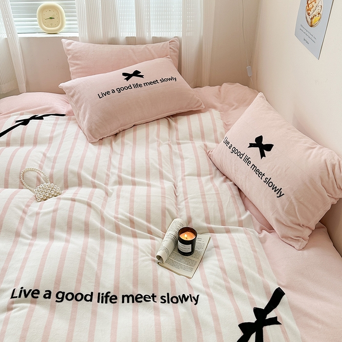 91家纺网 家纺一手货源 找家纺 昔可家纺 2023新款大版数码印花保暖牛奶绒四件套 粉色赫本蝴蝶结