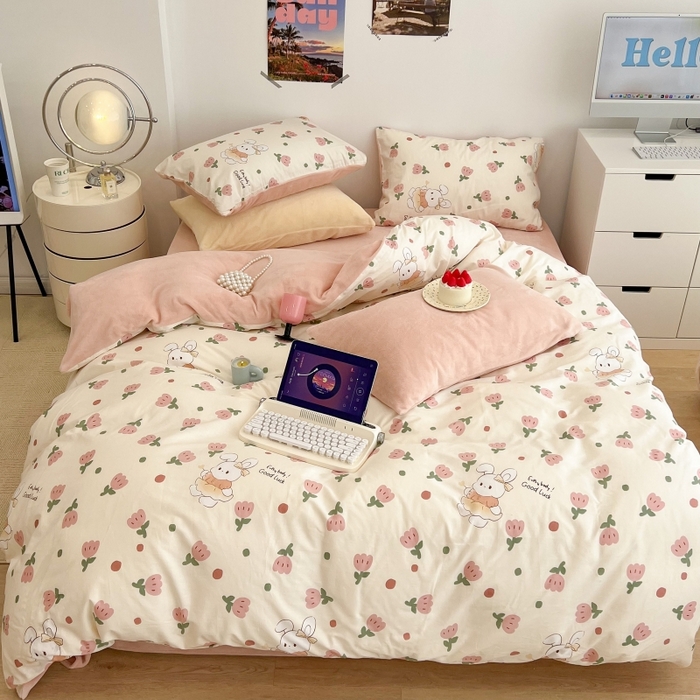 91家纺网 家纺一手货源 找家纺 昔可家纺 2023新款y2k卡通印花系列棉加绒四件套 粉郁金兔