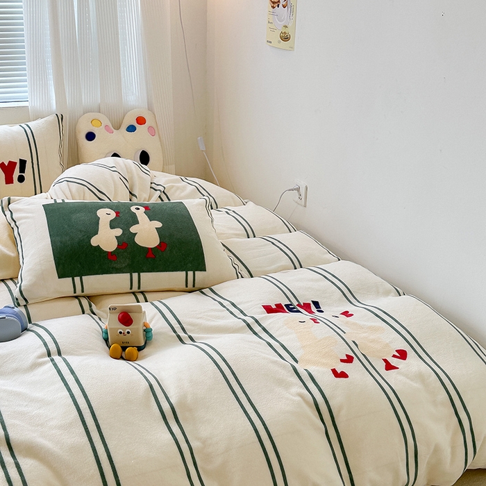 91家纺网 家纺一手货源 找家纺 昔可家纺 2023新款大版数码印花保暖牛奶绒四件套 简约绿条鸭鸭