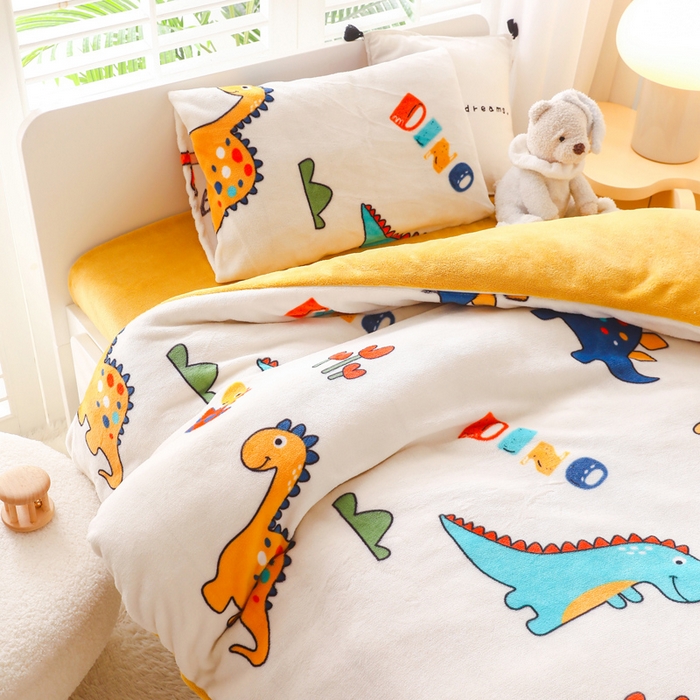 91家纺网 家纺一手货源 找家纺 鱼宝 2023新款小版牛奶绒婴童套件 恐龙乐园