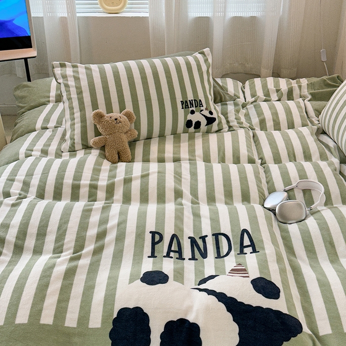 91家纺网 家纺一手货源 找家纺 昔可家纺 2023新款大版数码印花保暖牛奶绒四件套 趴趴熊猫