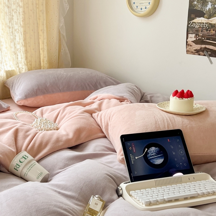 91家纺网 家纺一手货源 找家纺 昔可家纺 2023新款奶油纯色系列双拼牛奶绒四件套 糯糯紫粉