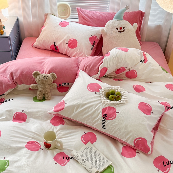 91家纺网 家纺一手货源 找家纺 昔可家纺 2023新款y2k卡通印花系列棉加绒四件套 粉粉苹果