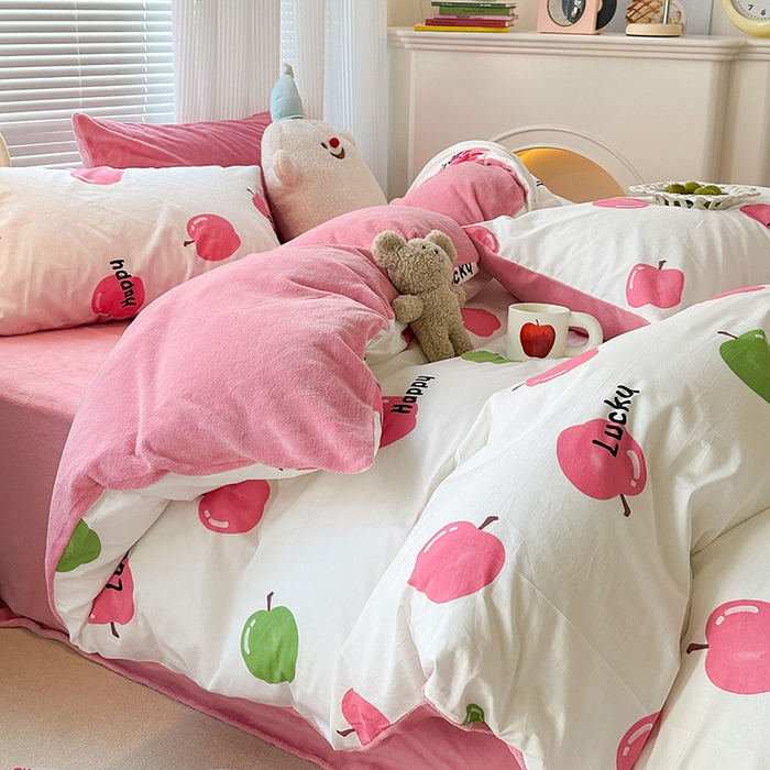 91家纺网 家纺一手货源 找家纺 昔可家纺 2023新款y2k卡通印花系列棉加绒四件套 粉粉苹果